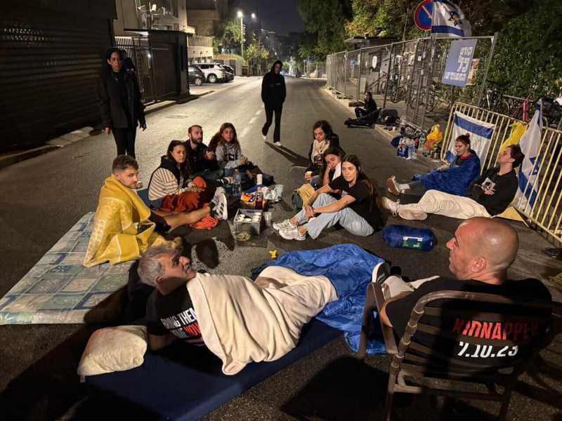 Il sit-in "permanente" dei parenti degli ostaggi sotto casa di Netanyahu