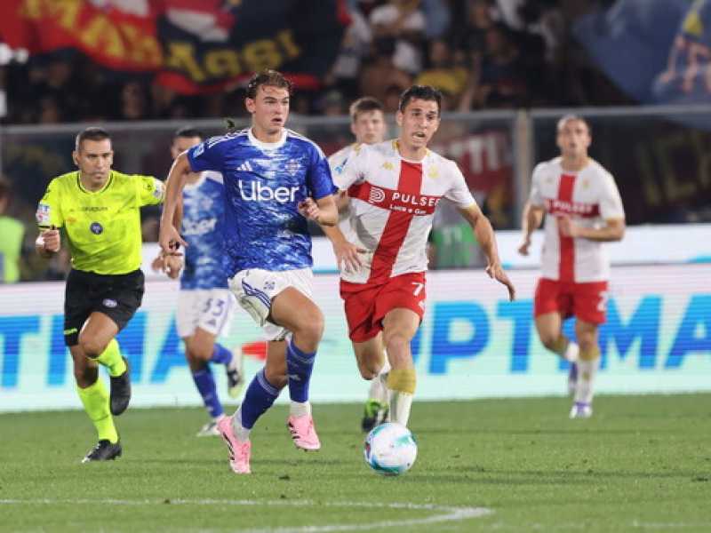 Nico Paz contro il Genoa nella terza giornata della Serie A 2025-2026 (foto LaPresse)