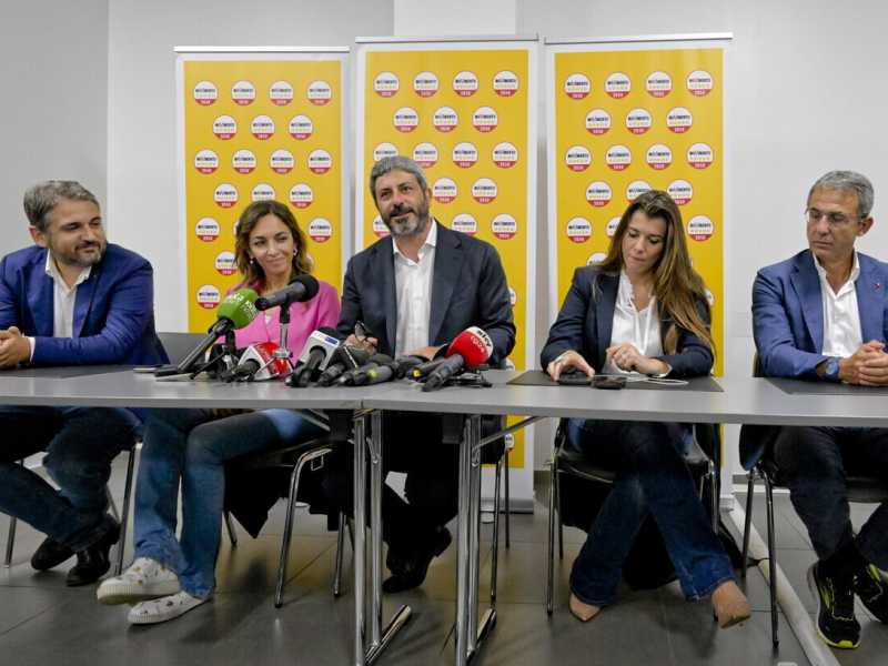  Foto ANSAIL M5S a Napoli dopo le elezioni politiche. Da sinistra Salvatore Micillo, Mariolina Castellone, Roberto Fico, Gilda Sportiello e Sergio Costa (ansa)<br />