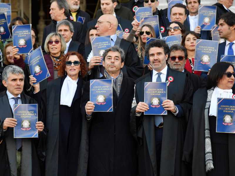 Per vincere il referendum al centrodestra basterà far parlare i magistrati da soli