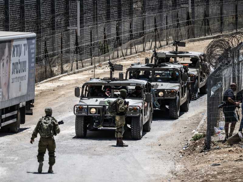 &nbsp;Soldati israeliani pattugliano la frontiera siriana presso Majdal Shams (foto Getty)