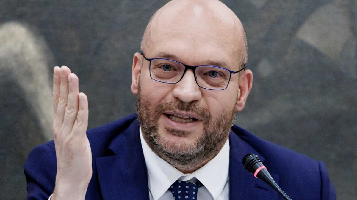 Immagine di La Camera di Lorenzo Fontana. Chiude i lavori ma fa infuriare la Lega e FdI (non informati)