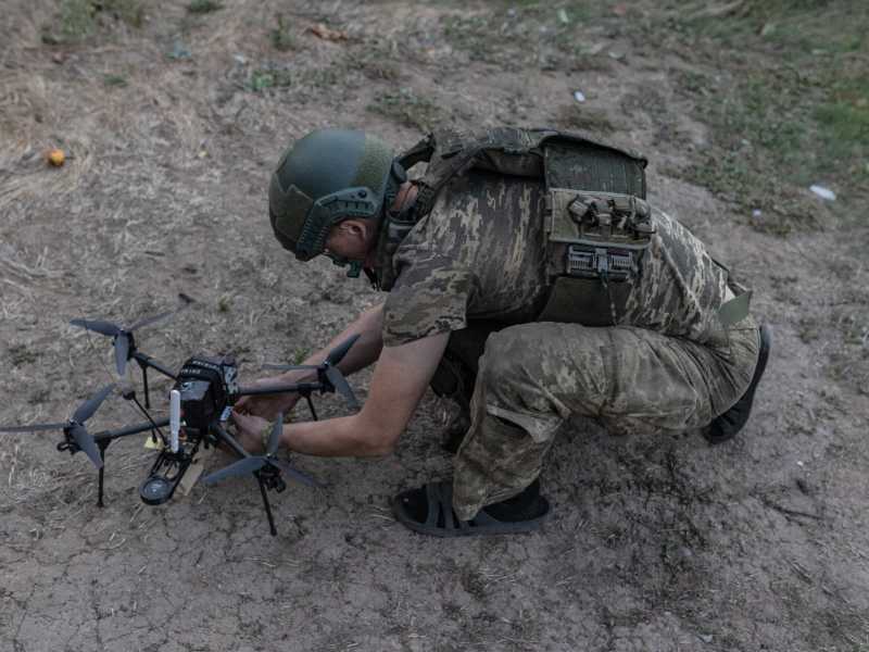 Un soldato ucraino prepara un drone per un attacco alle postazioni russe nell’oblast di Donetsk (foto Diego Herrera Carcedo/Anadolu via Getty Images) <br />
