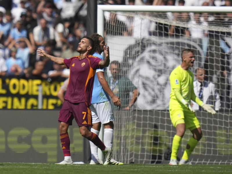 Lorenzo Pellegrini esulta dopo il gol nel derby (foto LaPresse)