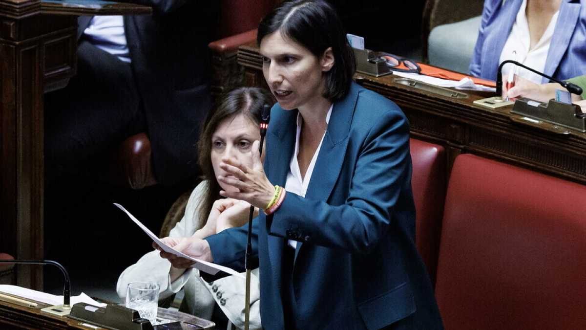 Immagine di Schlein infastidita da Gualtieri ospite con Meloni in Rai, ma anche con Anci. Un pasticcino