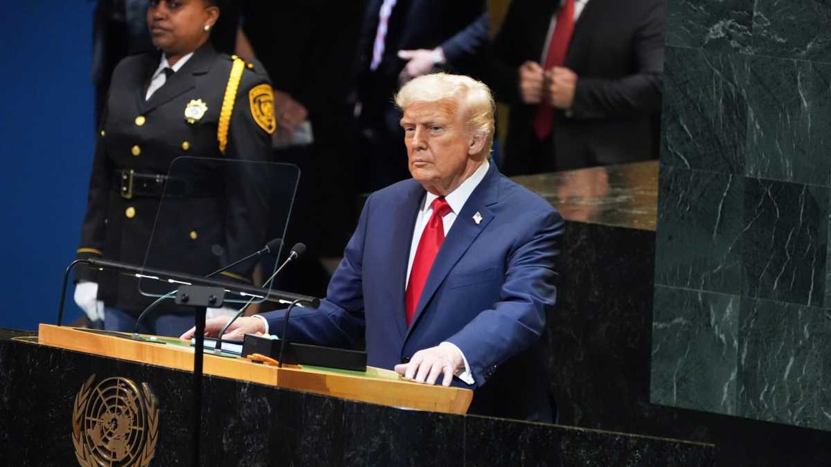 Immagine di Trump critica Onu, Hamas, Ue e chi non rifiuta i migranti e la truffa green. Putin salvo pure stavolta
