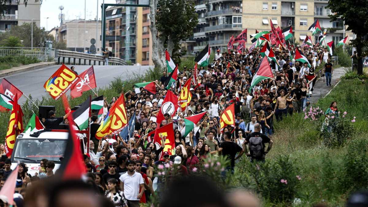 Immagine di Duri scontri a Milano, traffico in tilt a Roma: pro pal in piazza in tutta Italia