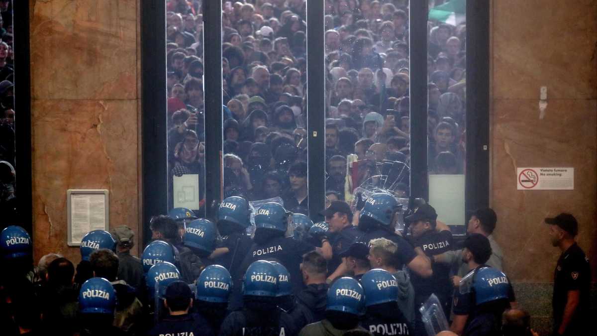 Immagine di I cortei di quelli dei cannoni caricati a fiori
