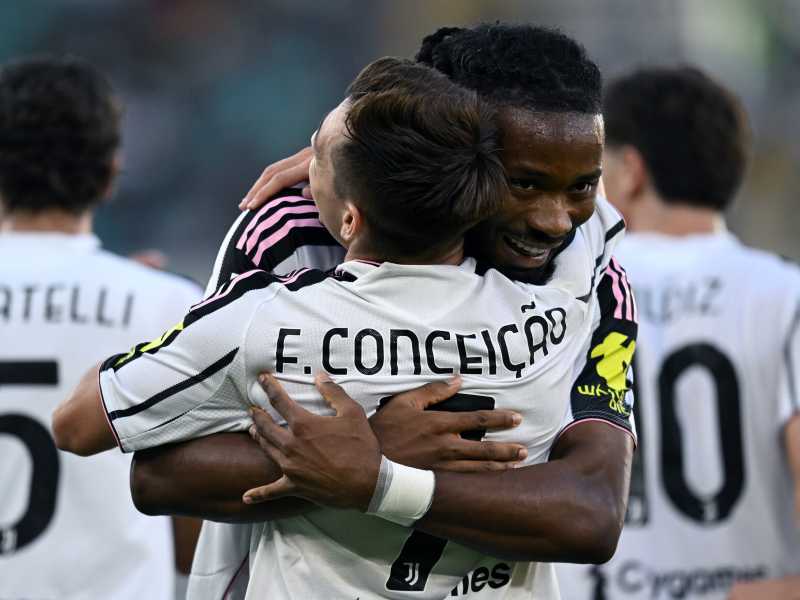 L'abbraccio tra Kh&eacute;phren Thuram e&nbsp;Francisco Concei&ccedil;&atilde;o (foto Getty Images)&nbsp;<br />