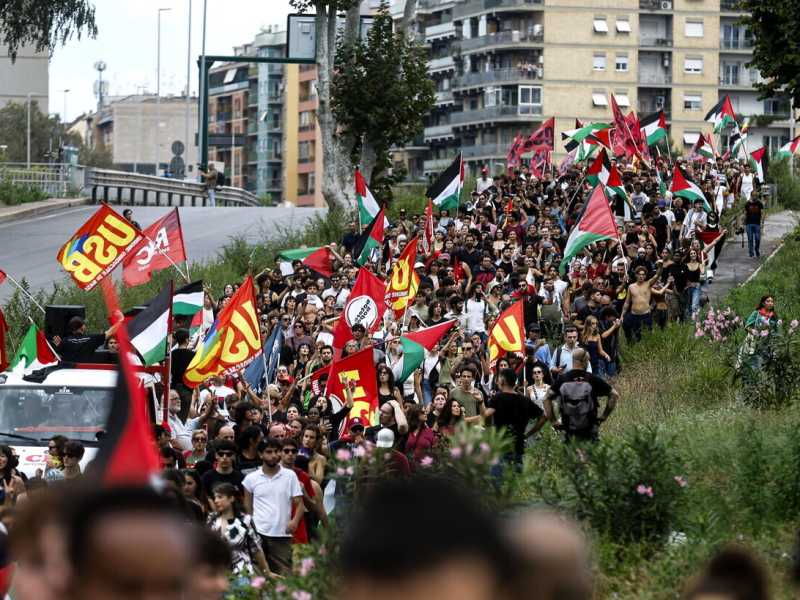 Duri scontri a Milano, traffico in tilt a Roma: pro pal in piazza in tutta Italia