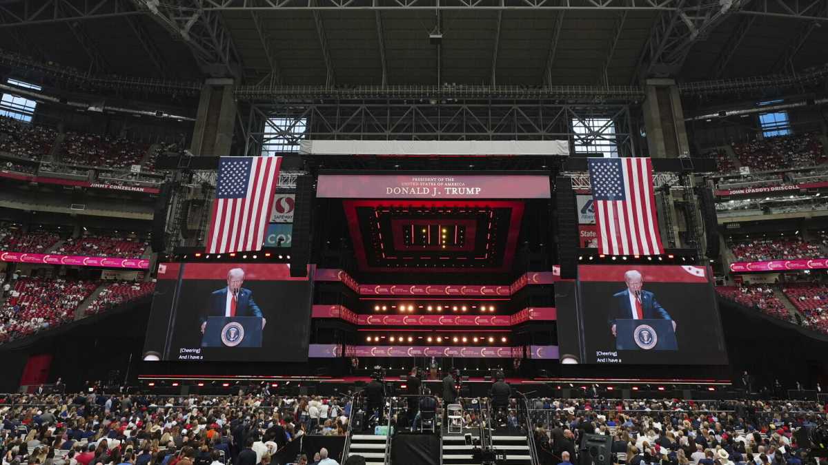Immagine di Il problema della commistione tra slogan politici e religiosi sta tutto nella croce trascinata come un trolley