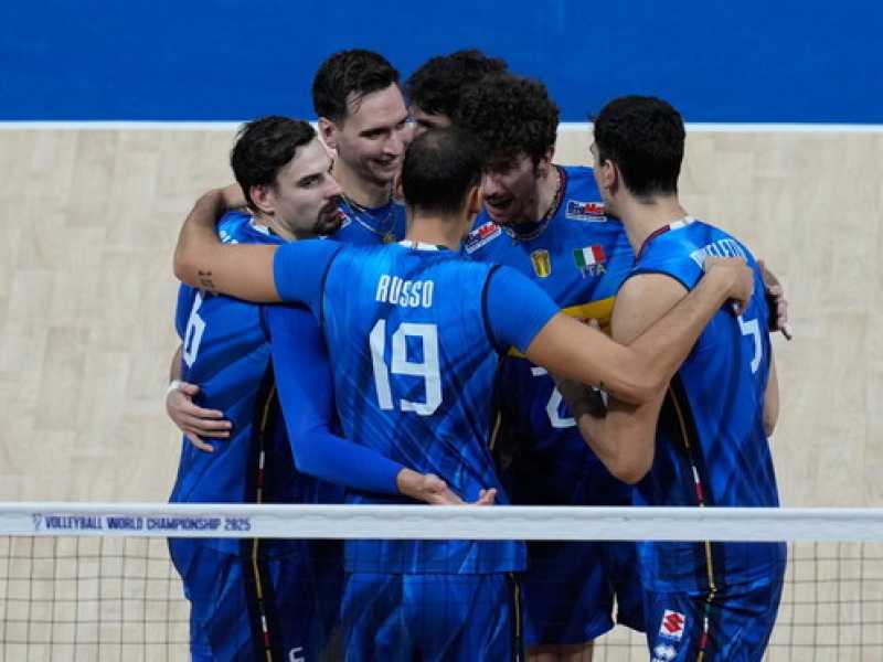 Gli Azzurri del volley maschile ai Mondiali 2025 (foto Ap, via LaPresse)