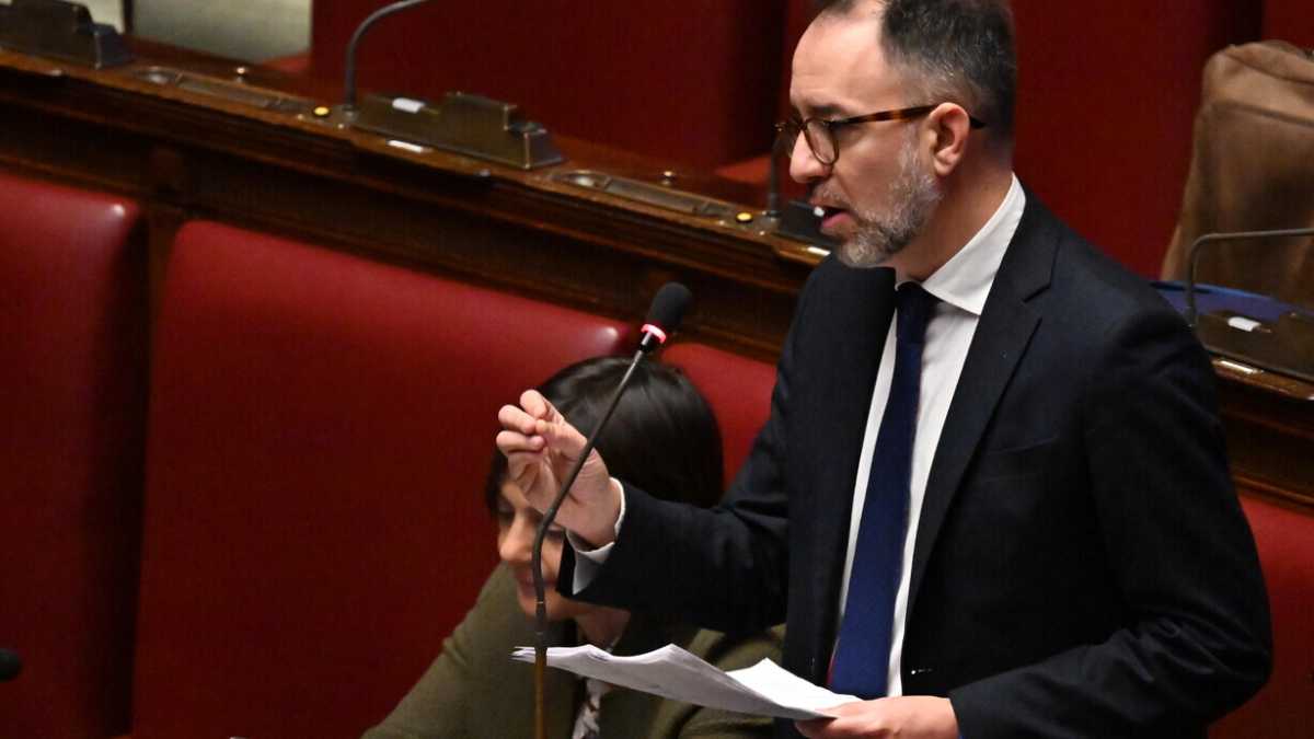 Immagine di Cosa non torna nella relazione di Gianassi (Pd) sul caso Almasri