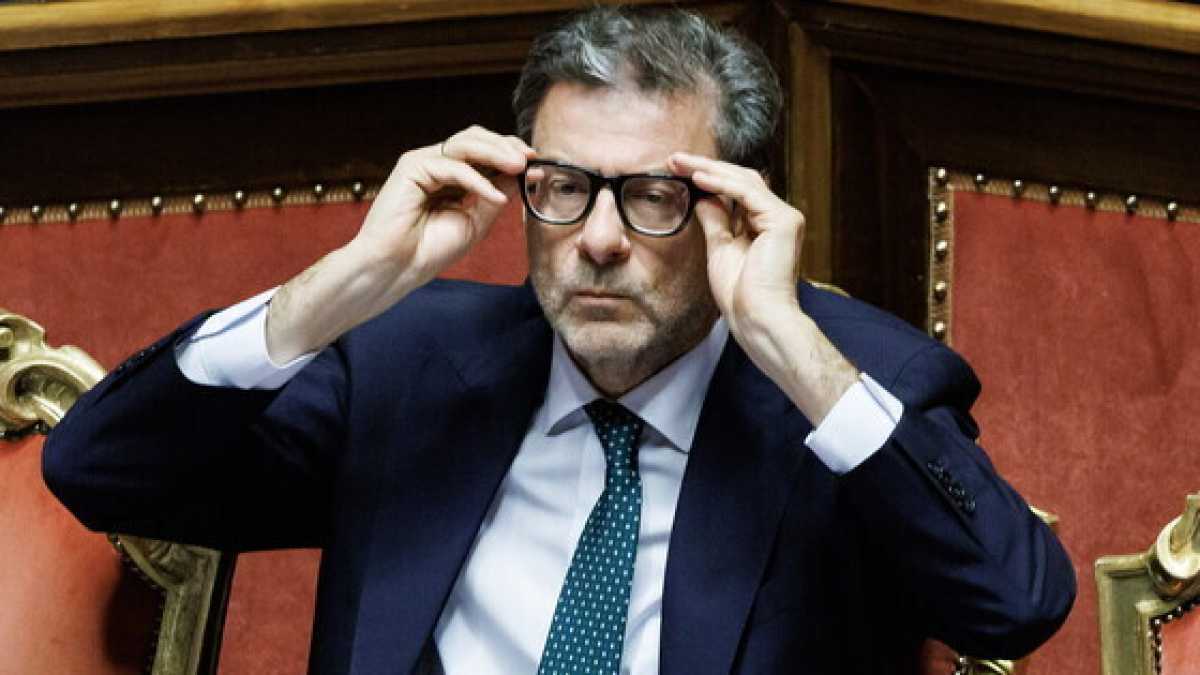 Immagine di Golden power per tutti, la strategia difensiva di Giorgetti sulle banche