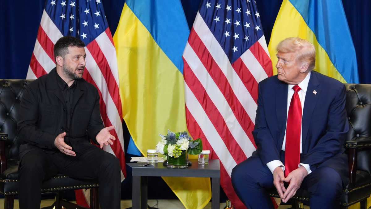 Immagine di Zelensky dice di avere il sostegno di Trump per colpire le raffinerie russe. E chiede un'arma (segreta)