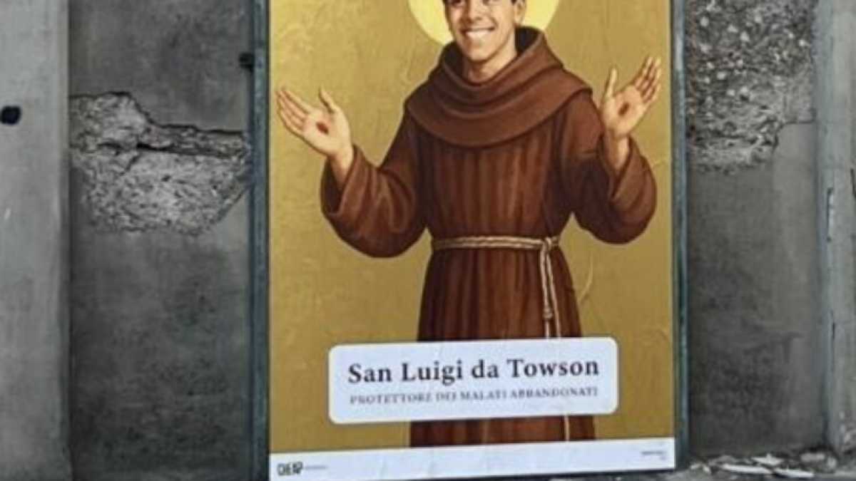 Immagine di Il poster che santifica Luigi Mangione nella città dove venne ucciso Marco Biagi