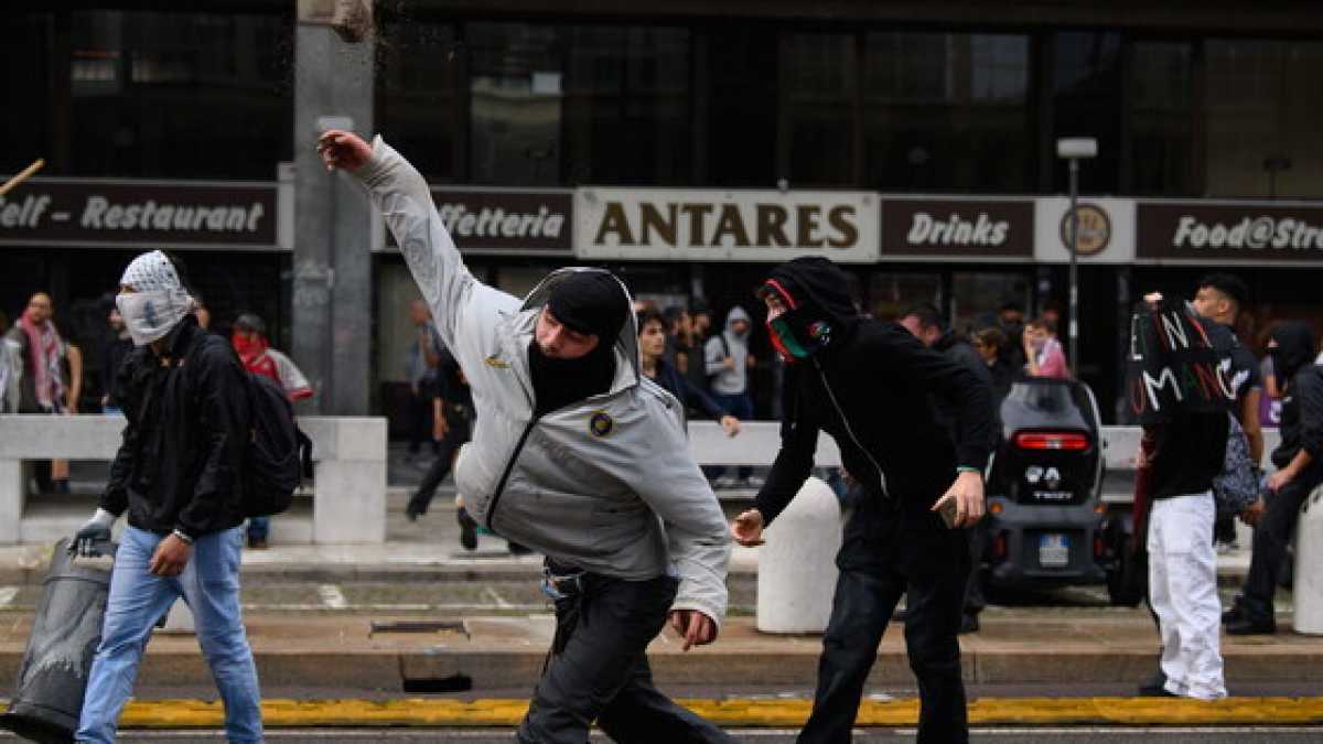 Immagine di Le piazze, la rabbia, i rischi, i partiti, la Cgil. Parla il dem Luigi Zanda