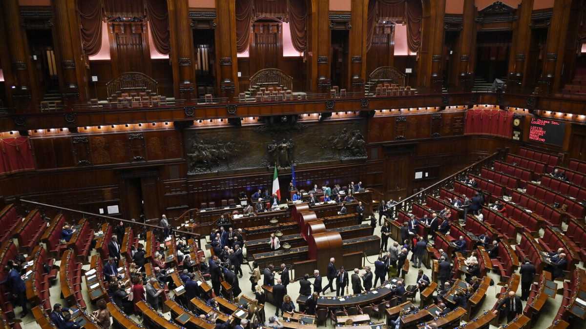 Immagine di Dirigente del Parlamento lascia un plico anonimo al Copasir, le telecamere lo inchiodano: sospeso