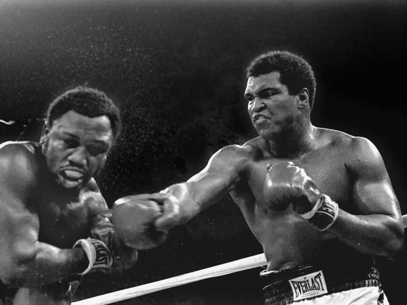 Muhammad Ali contro Joe Frazier a Manila (foto Mitsunori Chigita per Ap, via LaPresse)<br />