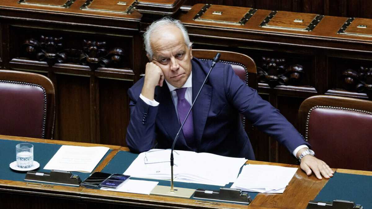 Immagine di L'appello del ministro Piantedosi alle sinistre in vista dei cortei: "Abbassiamo i toni. Siamo civili"