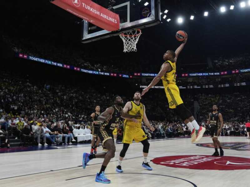 Un'immagine della finale dell'Eurolega 2024-2025 tra&nbsp;Fenerbah&ccedil;e e Monaco (foto Ap, via LaPresse)