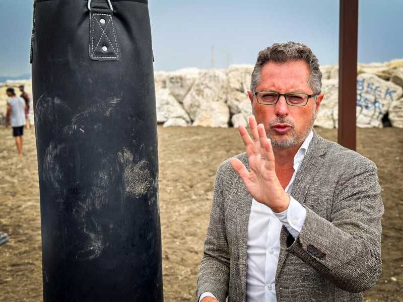 Pd e sinistra contro un deputato di Avs: "Partecipa a convegni pericolosi sulla violenza di genere"
