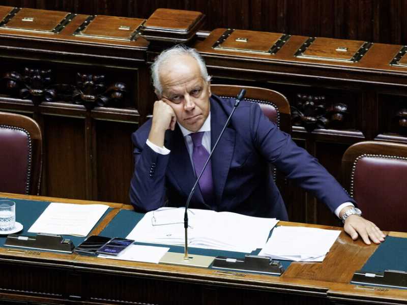 L'appello del ministro Piantedosi alle sinistre in vista dei cortei: "Abbassiamo i toni. Siamo civili"