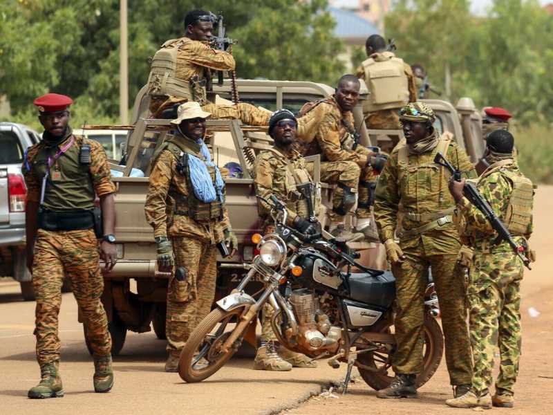  I militari che sostengono la giunta golpista di Ibrahim Traorè in Burkina Faso (foto LaPresse)