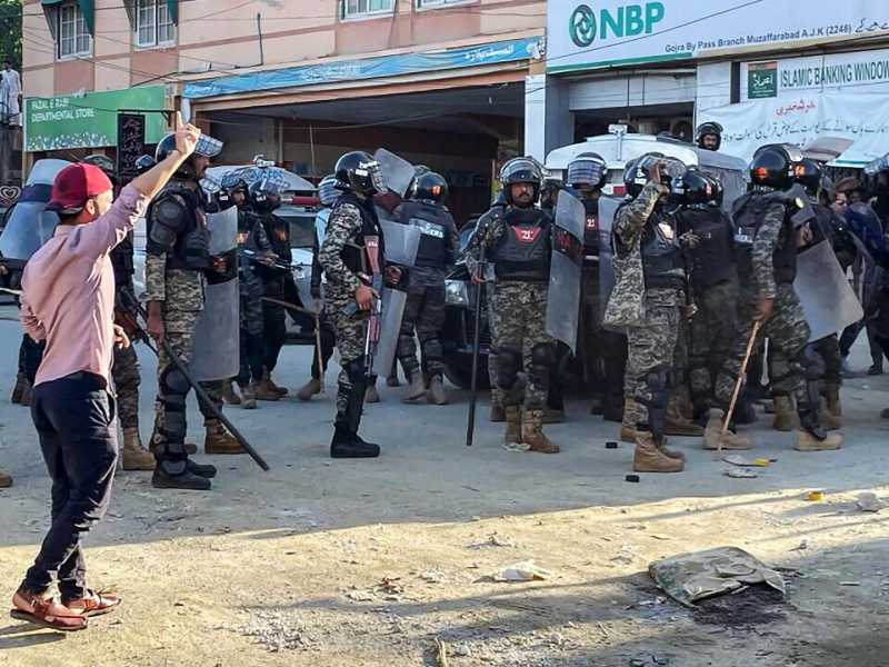 Spari sui manifestanti e caos. Ma il Pakistan ottiene lo stesso applausi dall'Onu e da Trump