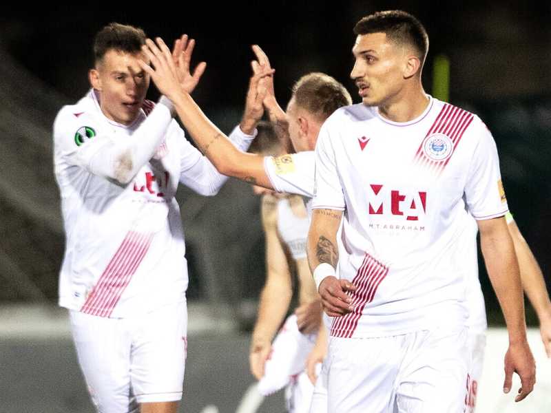 Giocatori dello Zrinjski festeggiano un gol in Conference League nella stagione 2023 (foto Ansa) <br />
