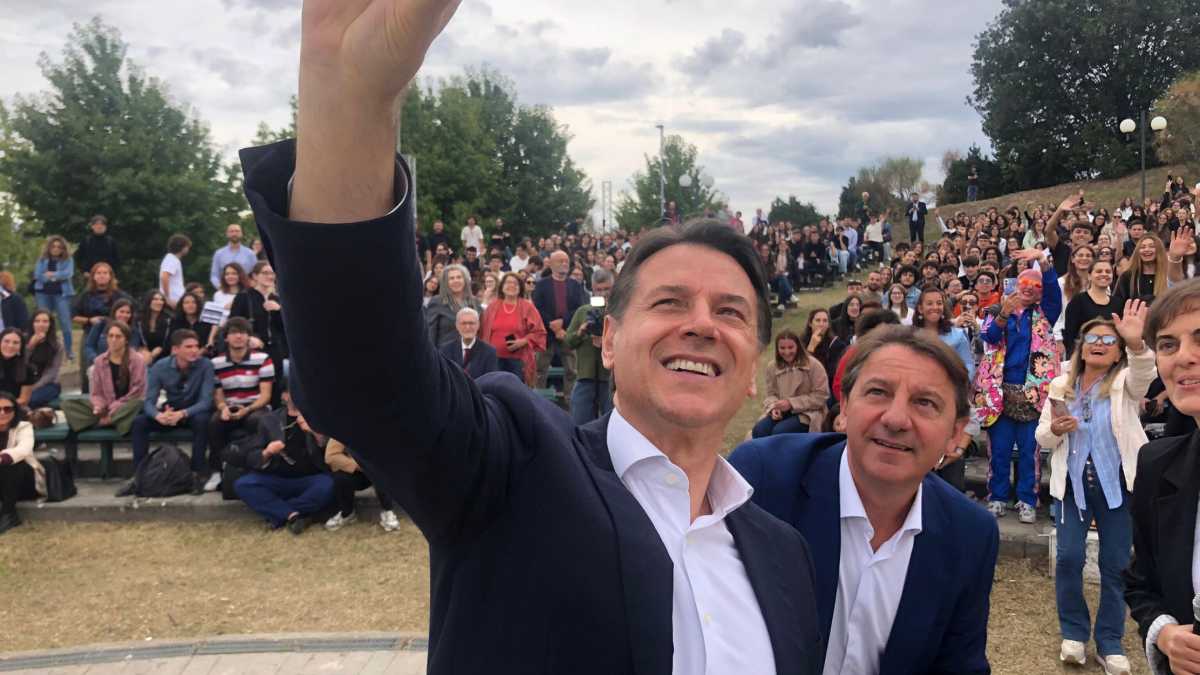 Immagine di Schlein snobba la Calabria per sciopero e flotilla. Con Tridico per la chiusura c’è solo Conte