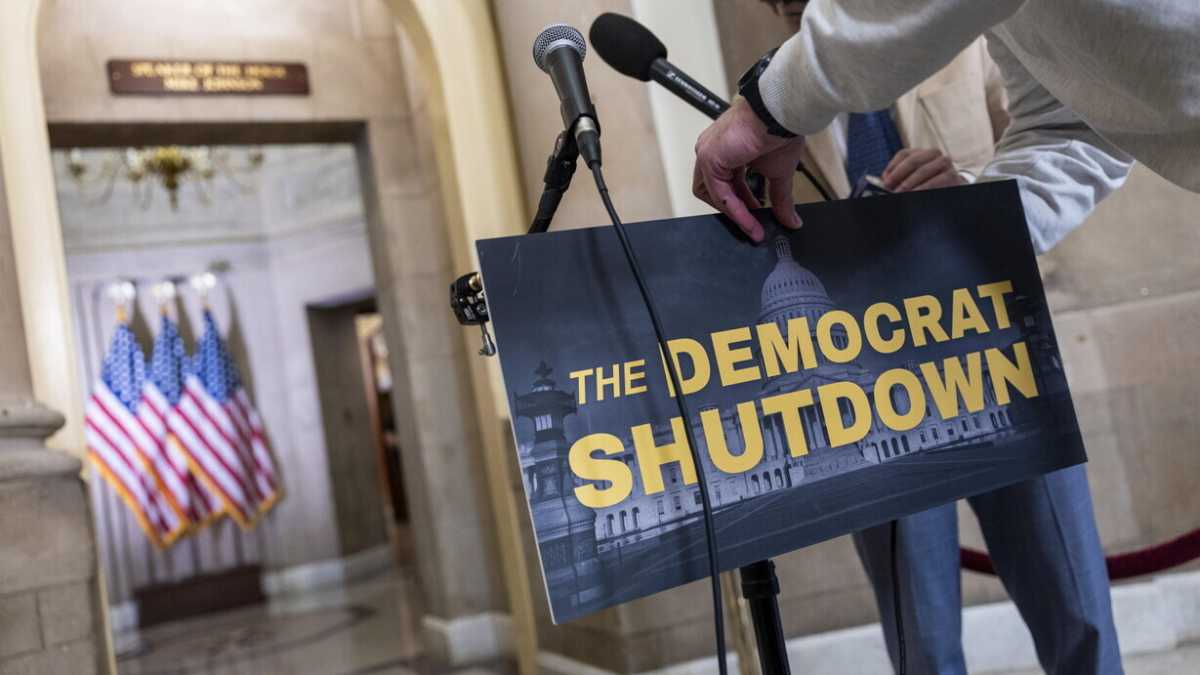 Immagine di Mentre i partiti si incolpano reciprocamente dello shutdown, Trump inizia a tagliare fondi