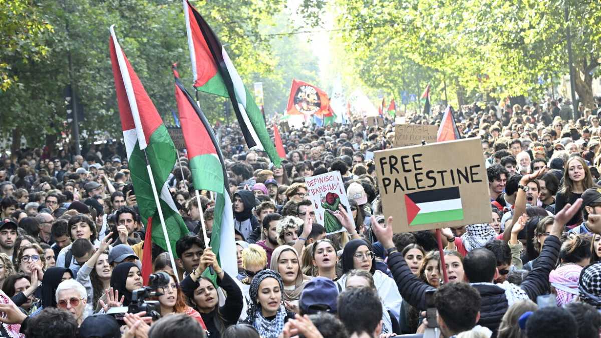 Immagine di Riuscire a restare se stessi, dunque soli, pur entrando dentro a un corteo