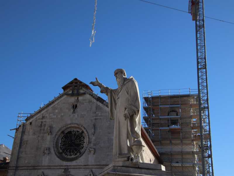 La storia dell’ex sindaco di Norcia, colpevole del “reato di agire” dopo il sisma del 2016
