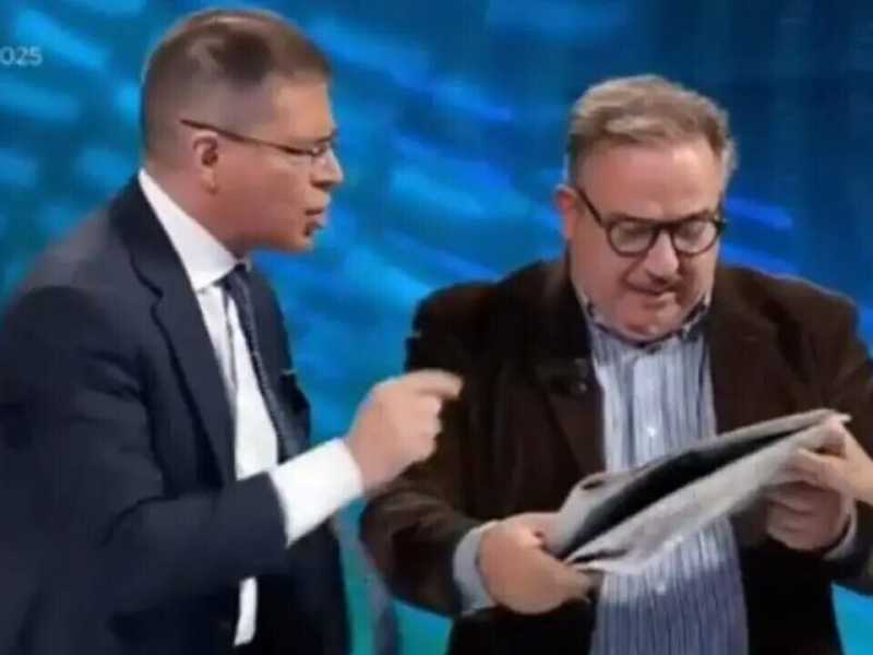 Telese-Capezzone, rissa da talk: “Stai a cuccia”, “Fascista rosso”, e il conduttore se ne va