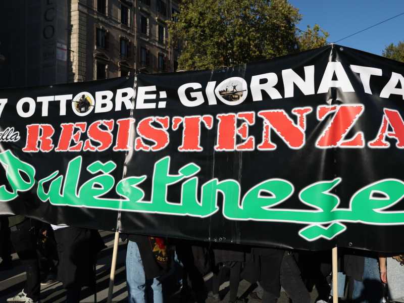 Il 7 ottobre come atto di resistenza: sabato a Roma &egrave; comparso anche questo striscione (foto Ansa)