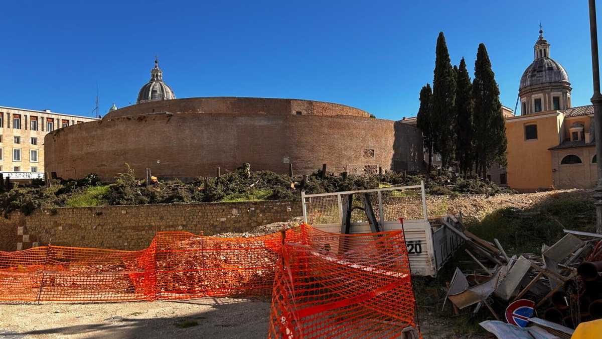 Immagine di L'impero delle motoseghe: il modello Roma e il mausoleo di Augusto senza verde (verticale)