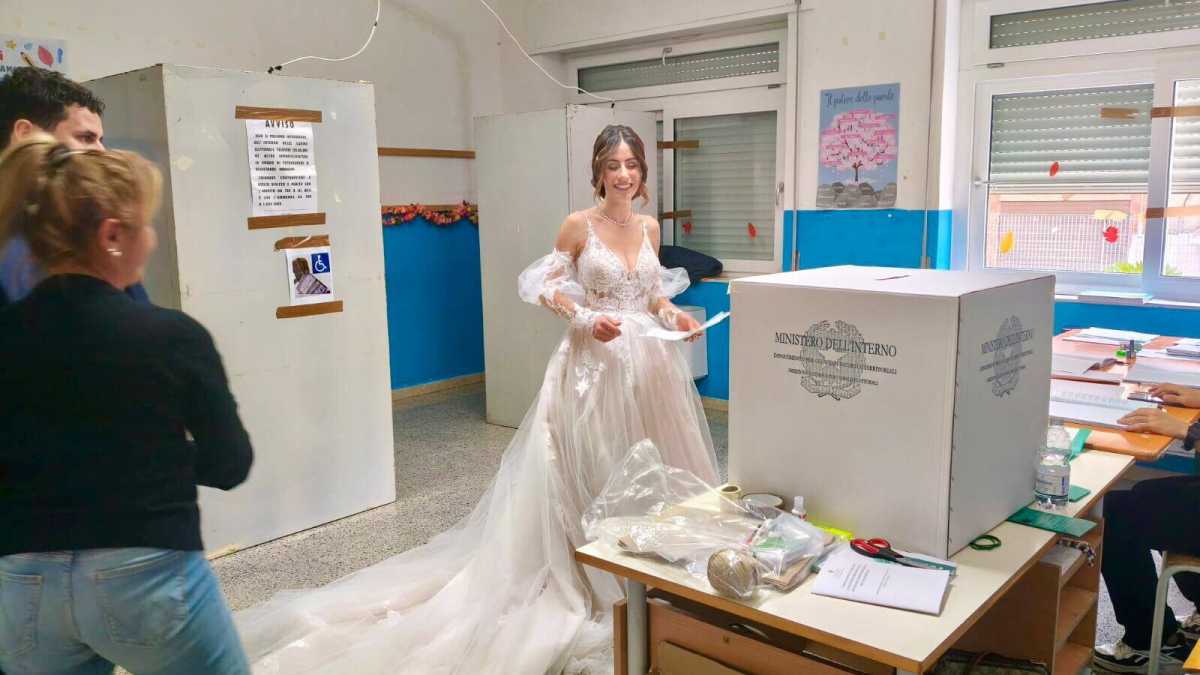 Immagine di Perché fa scalpore la foto di una sposa al seggio