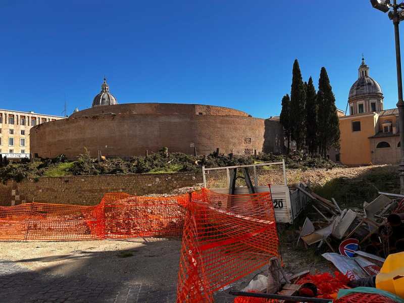 L'impero delle motoseghe: il modello Roma e il mausoleo di Augusto senza verde (verticale)