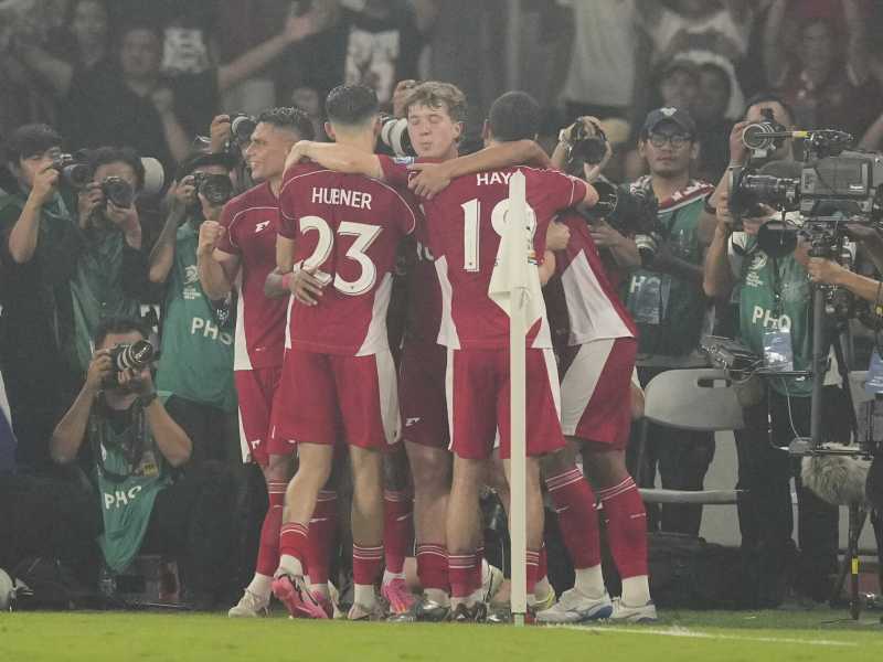I giocatori dell'Indonesia festeggiano un gol contro la Cina (foto Ap, via LaPresse)