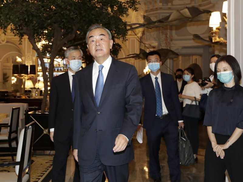 Arriva a Roma Wang Yi e l’ambiguità europea su Pechino riaffiora tutta insieme