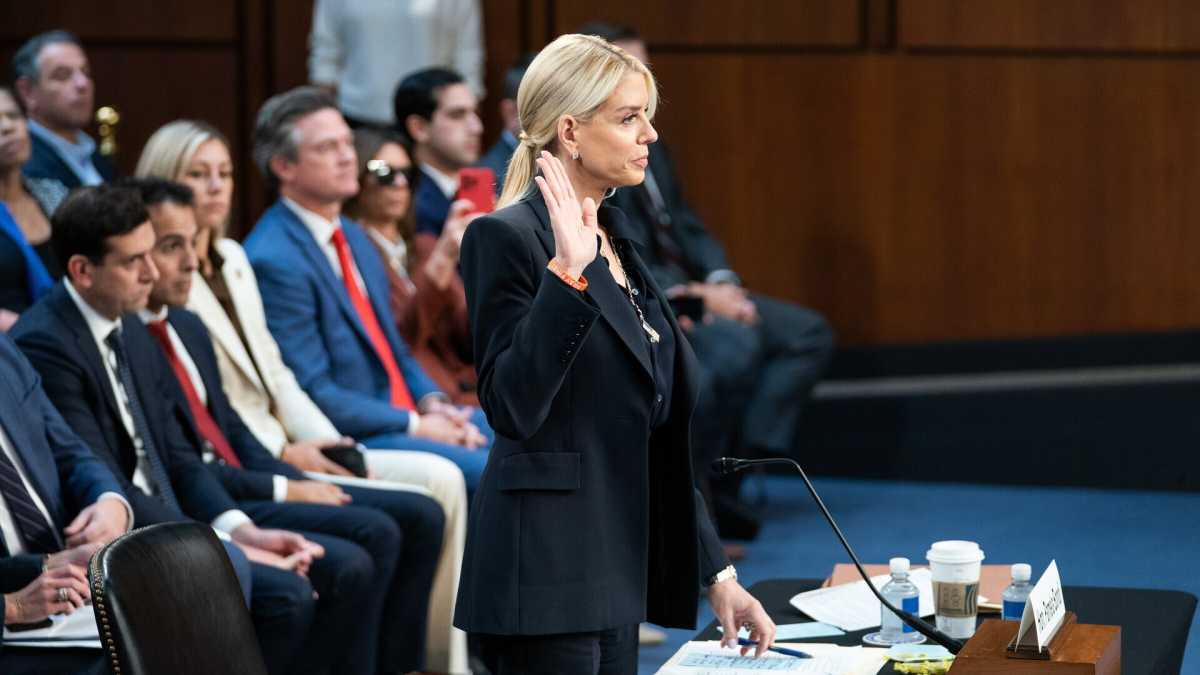 Immagine di In audizione al Senato Pam Bondi non risponde e attacca. Le mancava giusto il sombrero