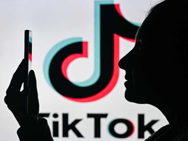 Perché trascorriamo così tanto tempo su TikTok, e ne diventiamo dipendenti