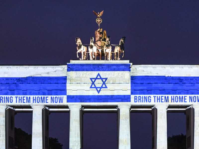 La porta di Brandeburgo a Berlino con i colori della bandiera d'Israele il 7 ottobre 2025 (Britta Pedersen/dpa via AP) <br />