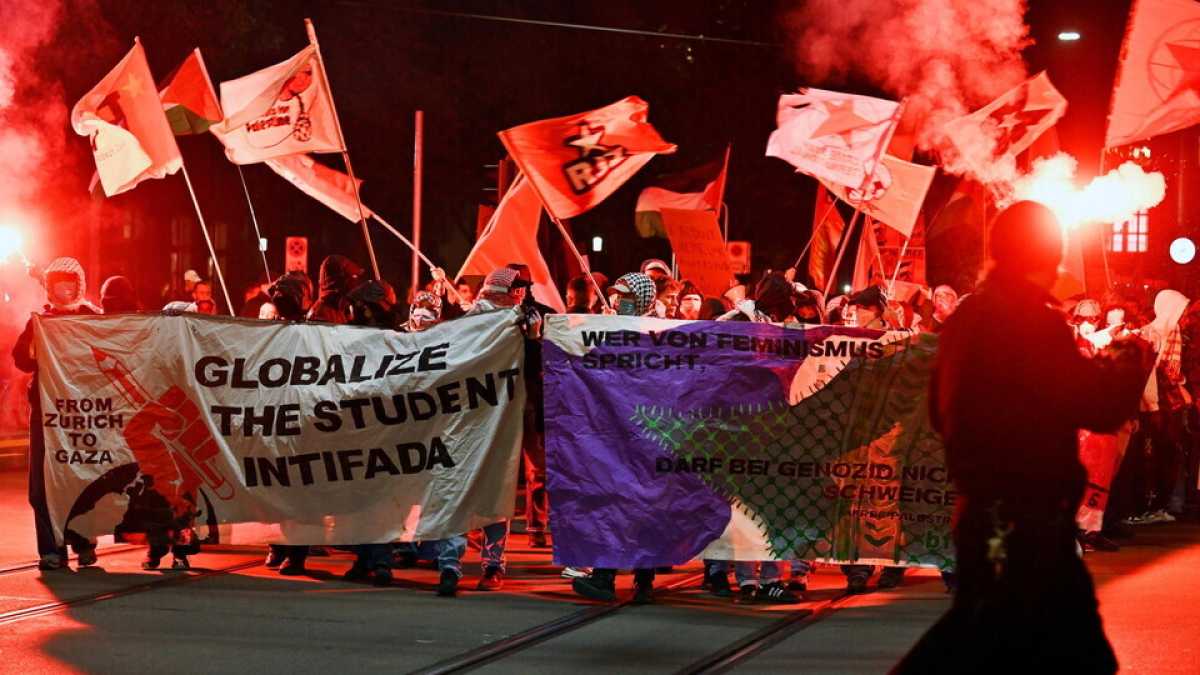Immagine di Dietro lo striscione con lo slogan che inneggiava al raid di Hamas ai cortei di Roma c'era un uomo vicino alle Br