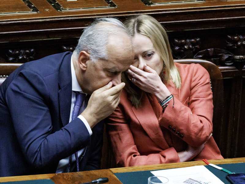 Meloni "complice" di pace su Gaza. "Trump ci premierà nella ricostruzione". Il risiko bancario delle spiate