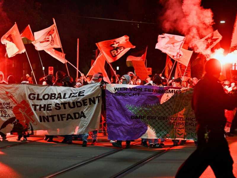 Dietro lo striscione con lo slogan che inneggiava al raid di Hamas ai cortei di Roma c'era un uomo vicino alle Br