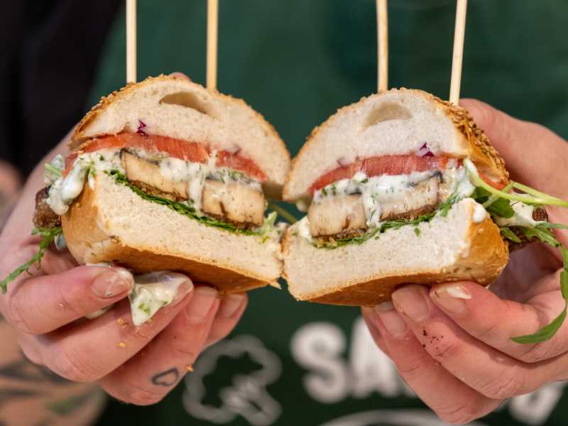 Il Pd si spacca pure sul burger vegano. Al Parlamento europeo passa la linea Coldiretti-Lollo