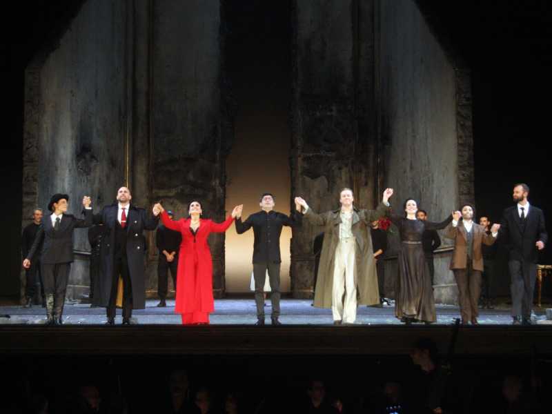 Il cast di Mitridate Eupatore e al centro il Maestro Giulio Prandi&nbsp; Foto &copy; Studio Camera