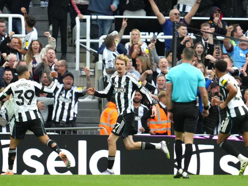 Nick Woltemade festeggia il gol segnato all'Arsenal in Premier League (foto Ap, via LaPresse)